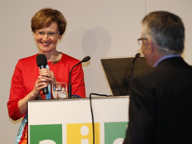 Dr. Margareta Büning-Fesel, Geschäftsführender Vorstand des aid vor zu ihr aufschauendem Moderator. © R. Schubert, aid infodienst